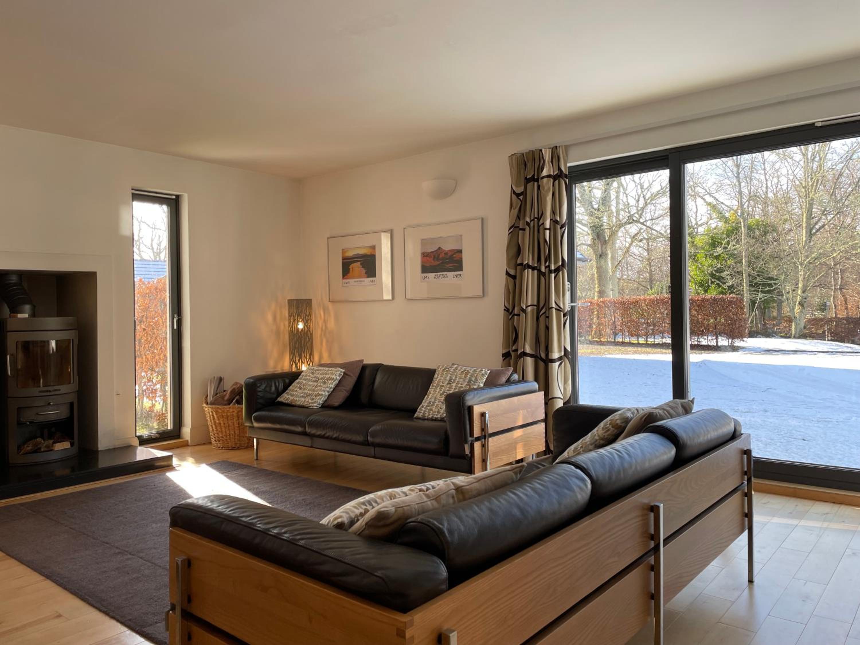 Bright, contemporary house & large private garden view 3