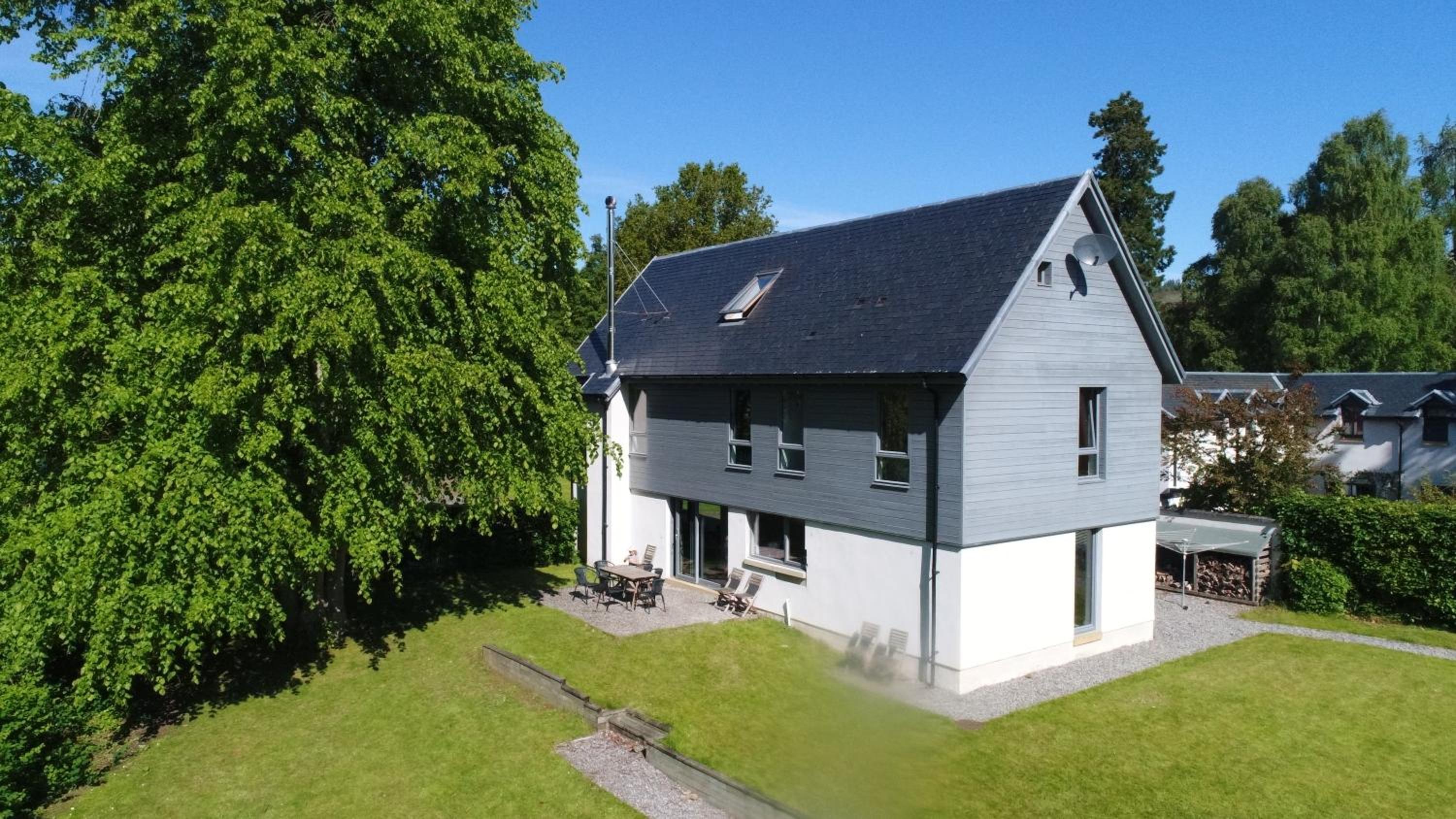 Bright, contemporary house & large private garden view 4
