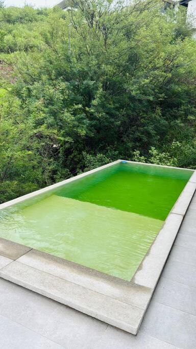 Casa de diseño con vistas Un oasis conectado a todo