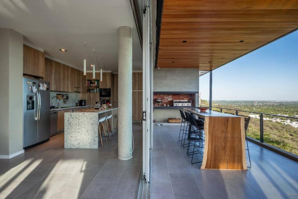 Casa de diseño con vistas Un oasis conectado a todo