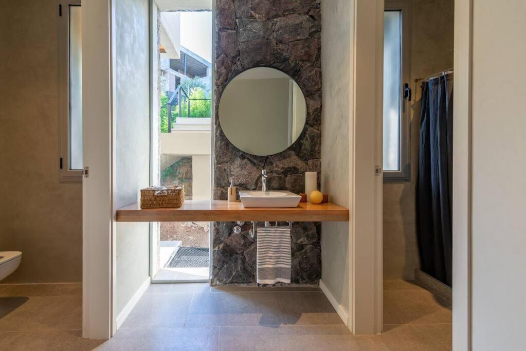 Casa de diseño con vistas Un oasis conectado a todo