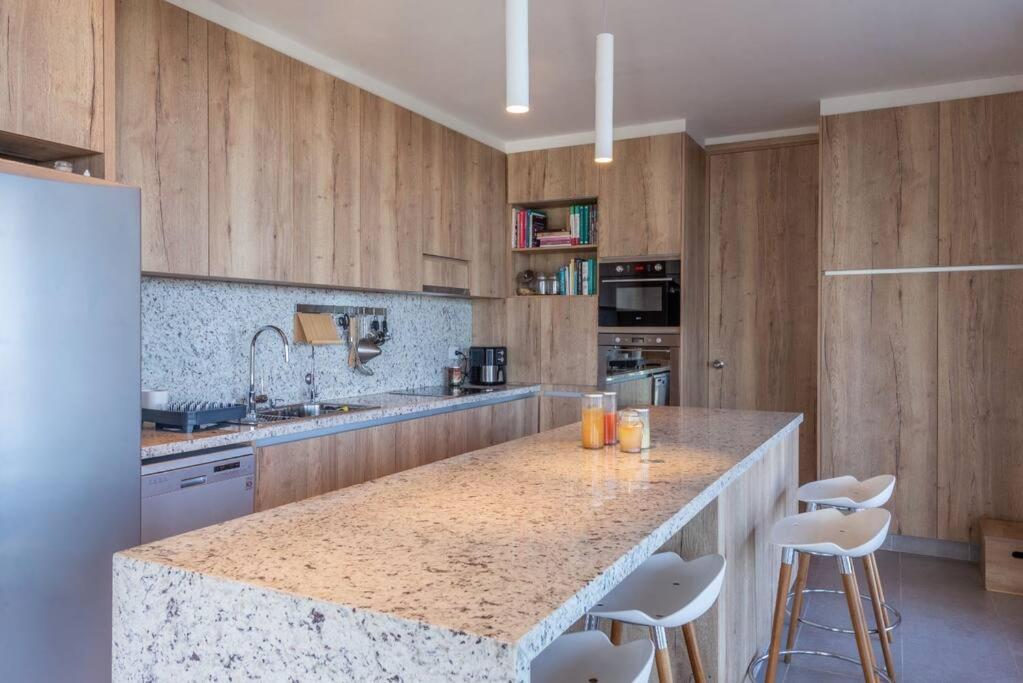 Casa de diseño con vistas Un oasis conectado a todo