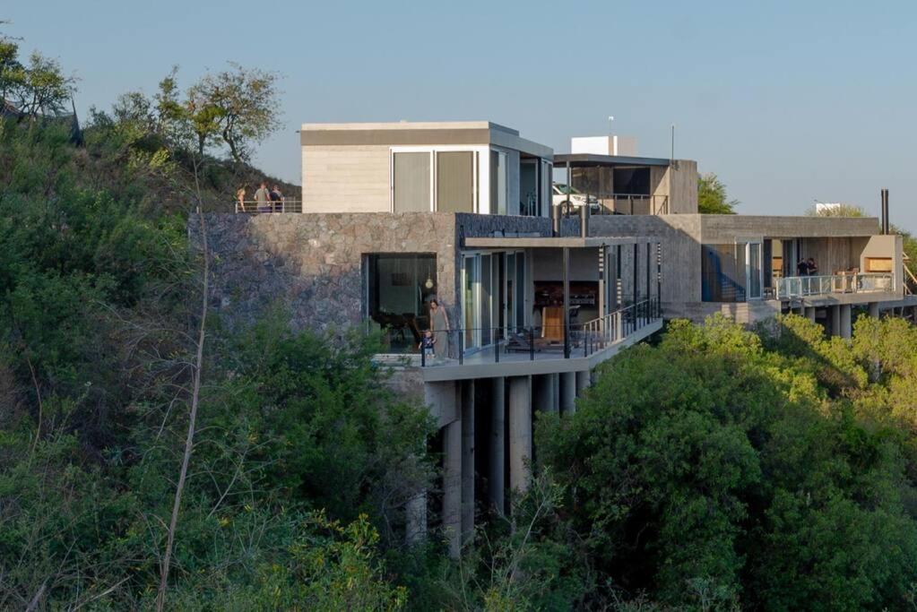 Casa de diseño con vistas Un oasis conectado a todo
