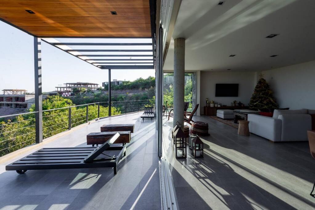 Casa de diseño con vistas Un oasis conectado a todo