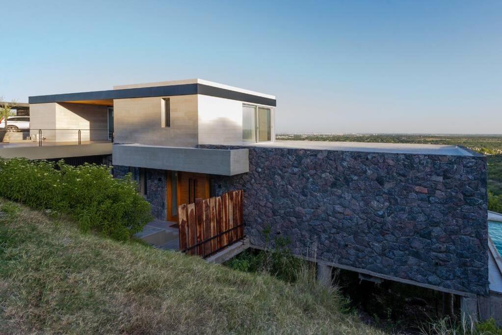 Casa de diseño con vistas Un oasis conectado a todo