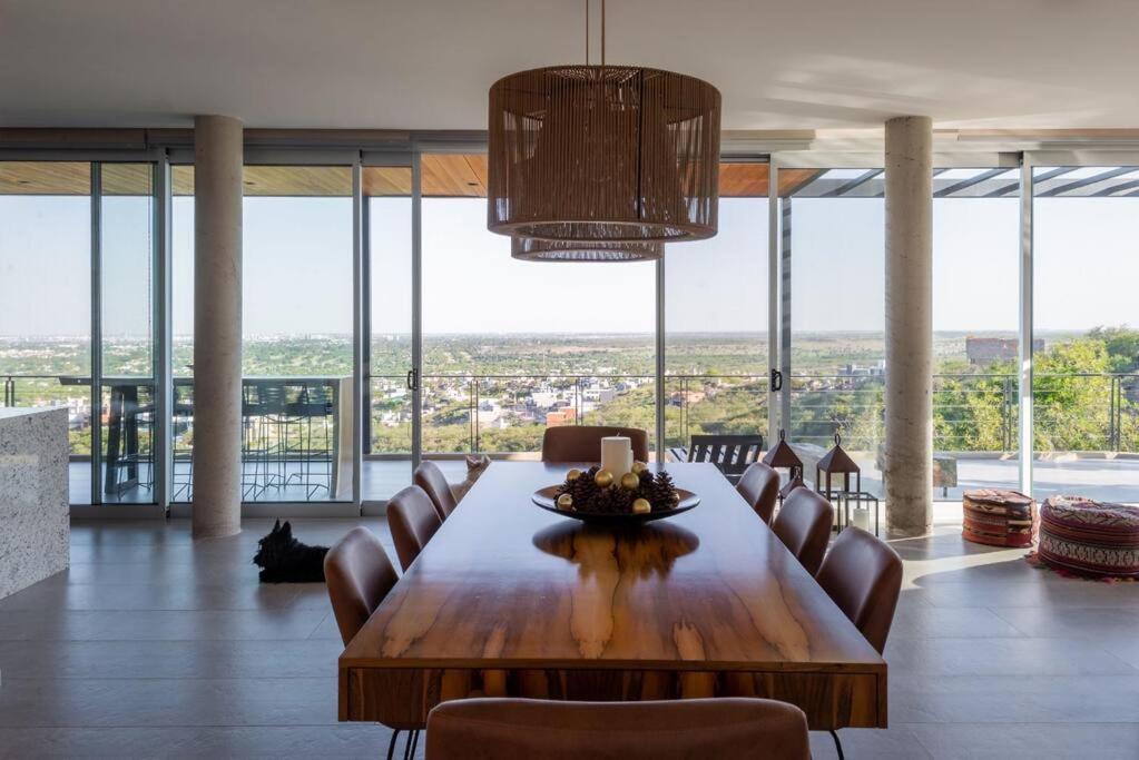 Casa de diseño con vistas Un oasis conectado a todo