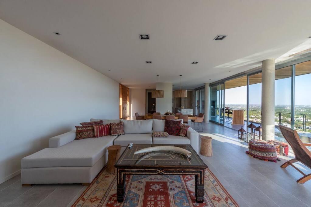 Casa de diseño con vistas Un oasis conectado a todo