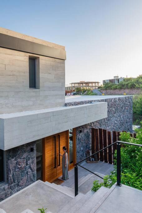 Casa de diseño con vistas Un oasis conectado a todo
