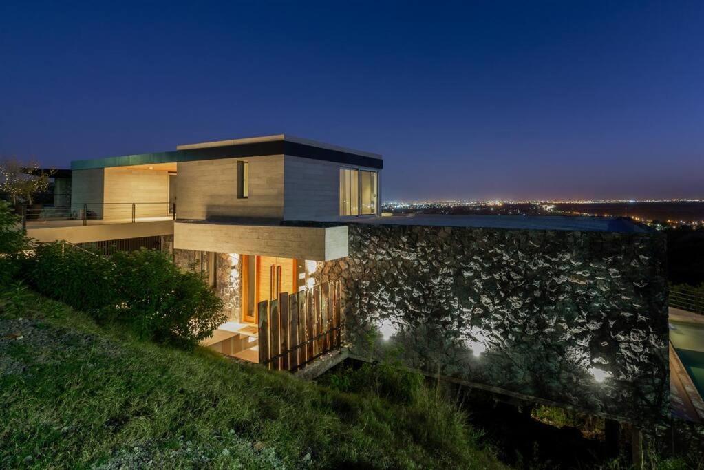 Casa de diseño con vistas Un oasis conectado a todo