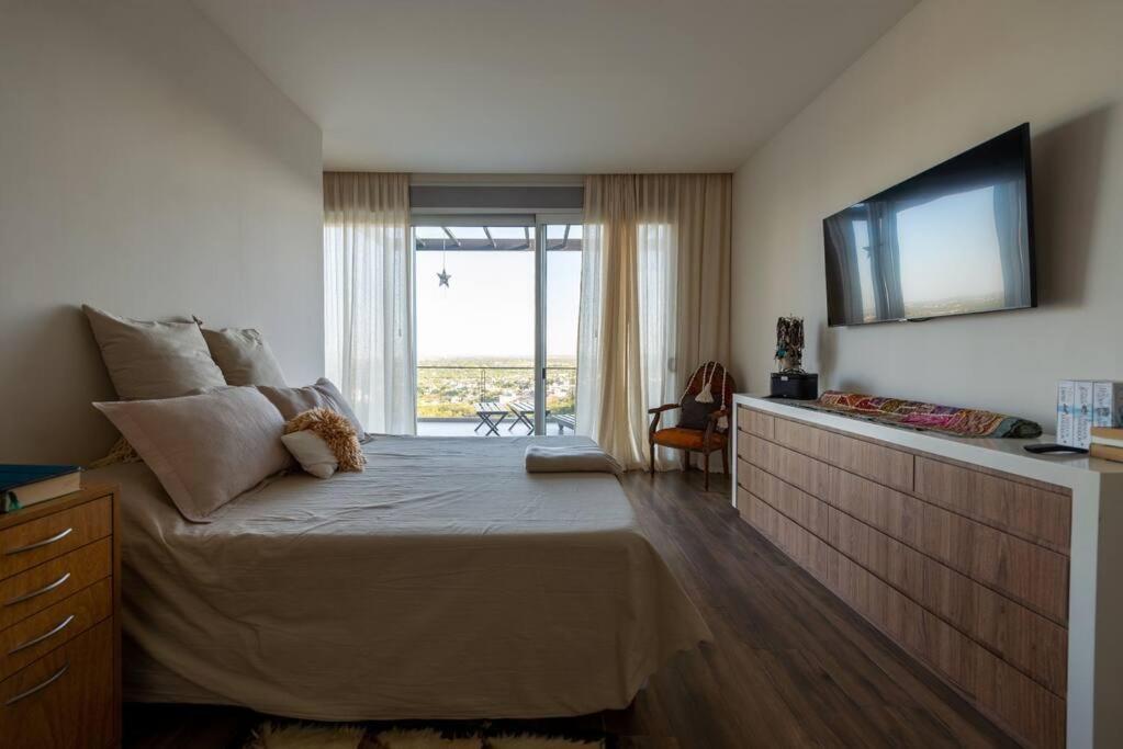 Casa de diseño con vistas Un oasis conectado a todo