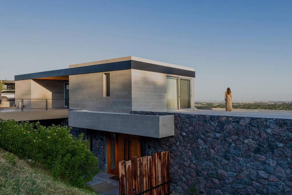 Casa de diseño con vistas Un oasis conectado a todo