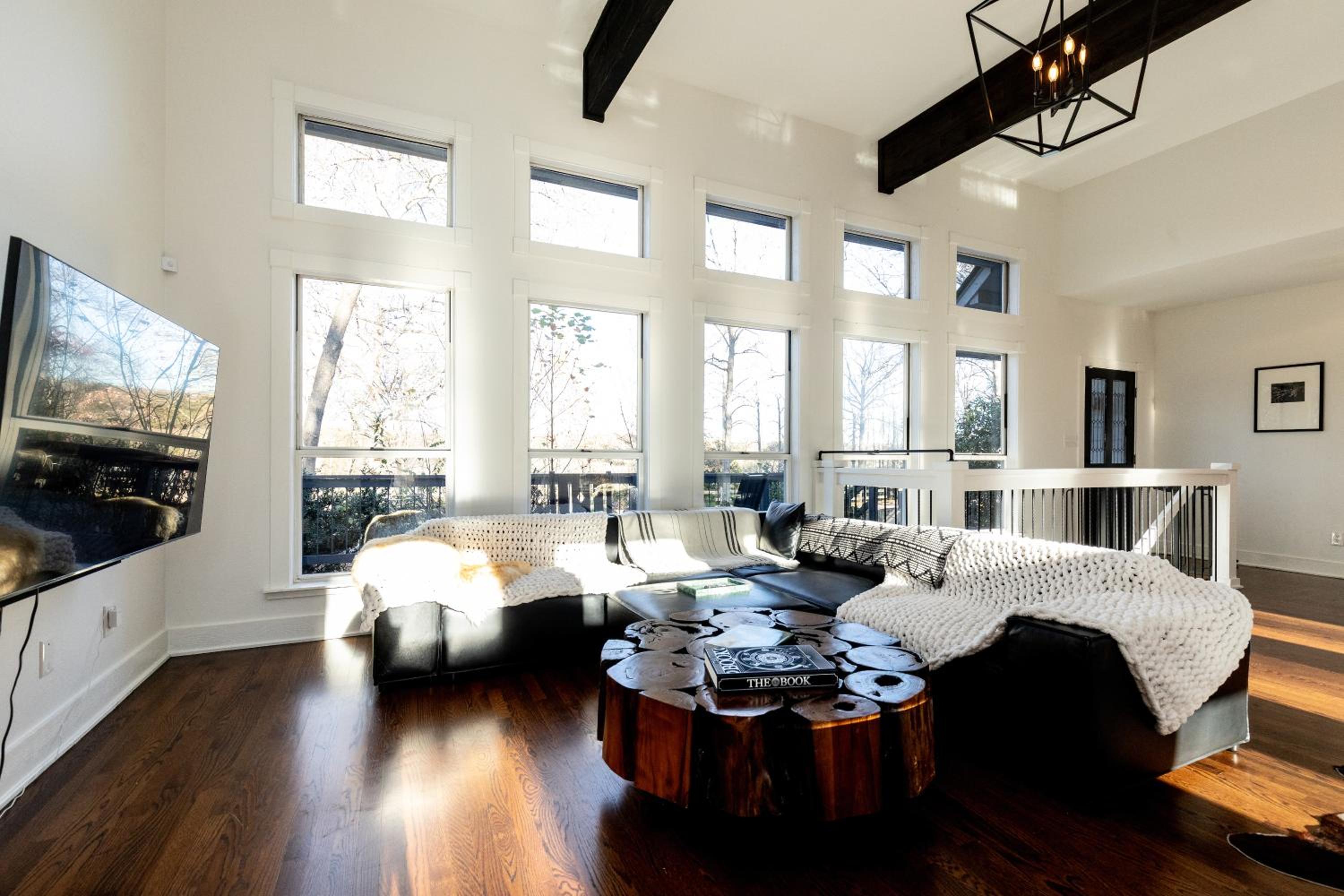 Designer 5-BR Estate in Leiper’s Fork - 4 King Beds & Peloton view 2