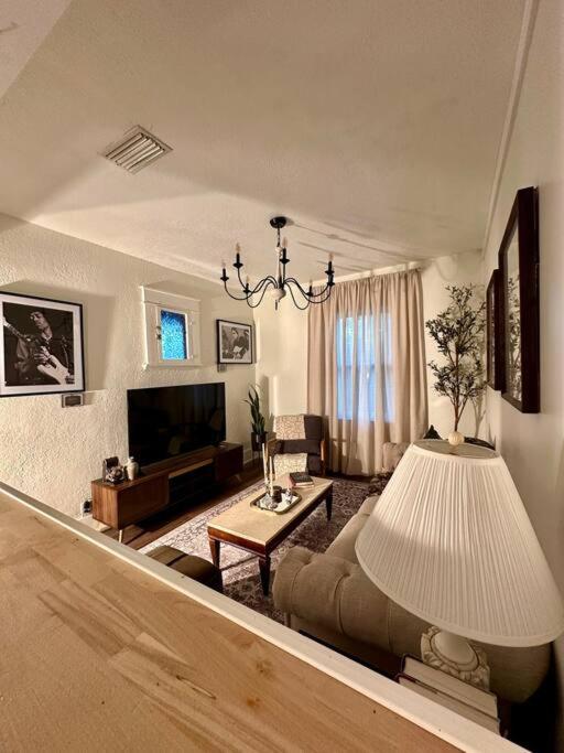 Historic orlando Casita Joy, DT, Lake Eola, Delaney park, 2 bedrooms 1 bathroom Unit B