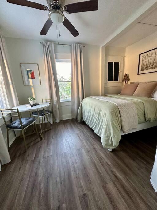 Historic orlando Casita Joy, DT, Lake Eola, Delaney park, 2 bedrooms 1 bathroom Unit B