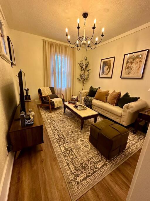 Historic orlando Casita Joy, DT, Lake Eola, Delaney park, 2 bedrooms 1 bathroom Unit B