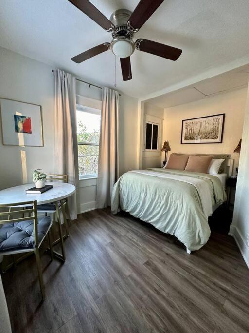 Historic orlando Casita Joy, DT, Lake Eola, Delaney park, 2 bedrooms 1 bathroom Unit B
