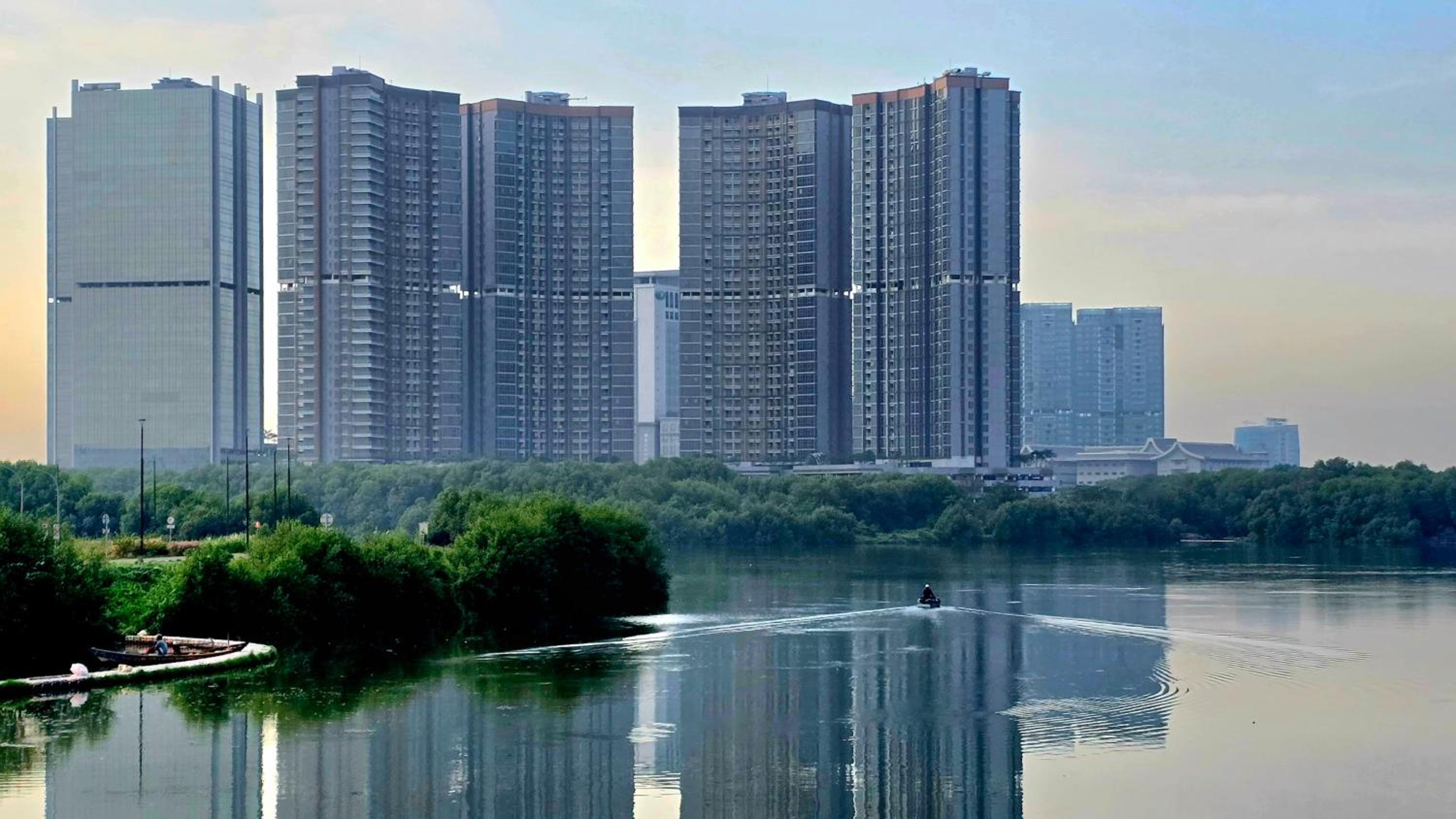 Hotel Sea View with Bridge at Gold Coast PIK high floor - Image 1