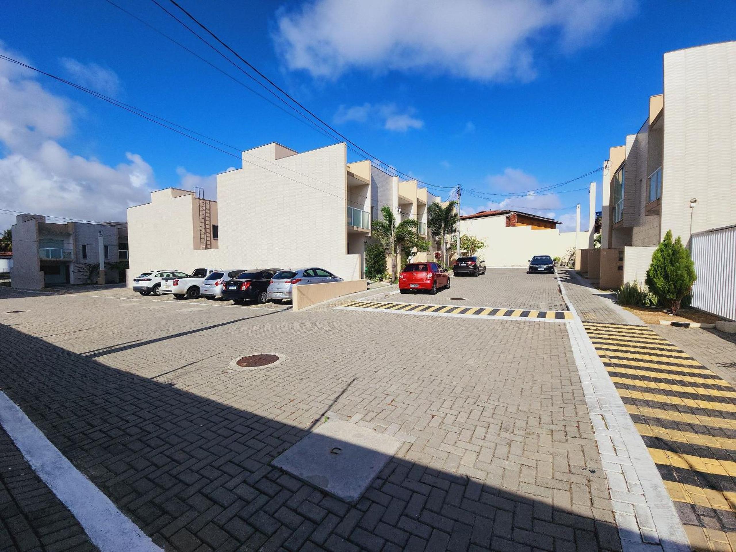 JPN09 - Duplex em cond. fechado próx. à praia