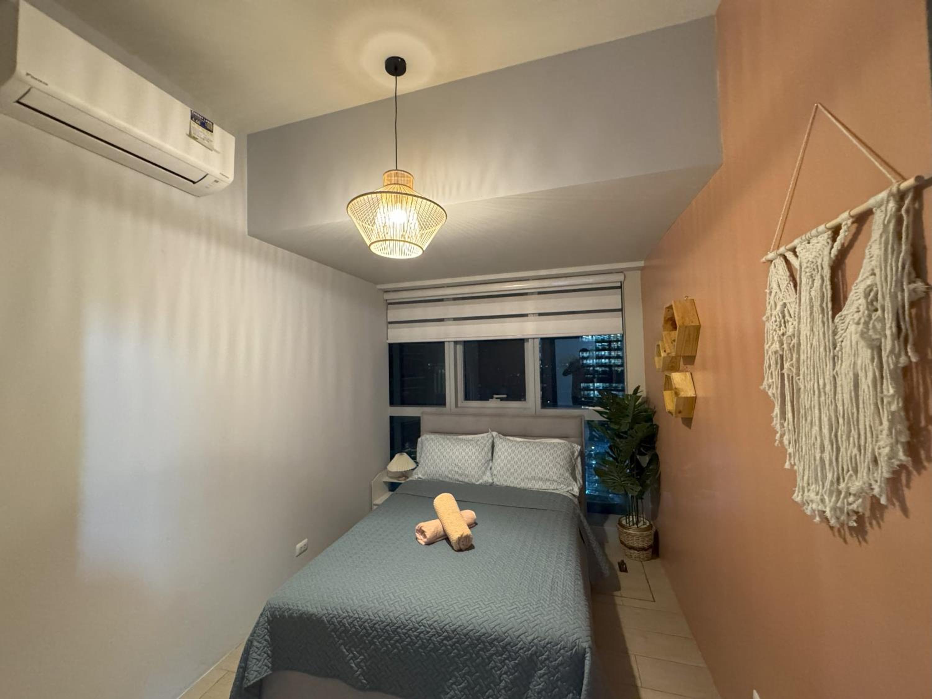 Uptown BGC Cozy 3BR Suite with 200 mbps Wi-Fi view 4