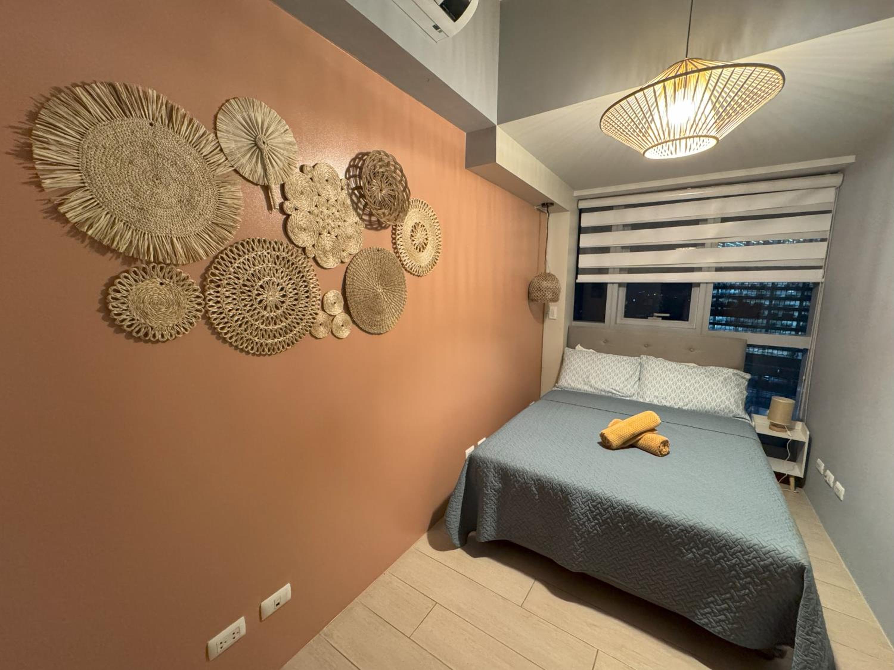Uptown BGC Cozy 3BR Suite with 200 mbps Wi-Fi view 3