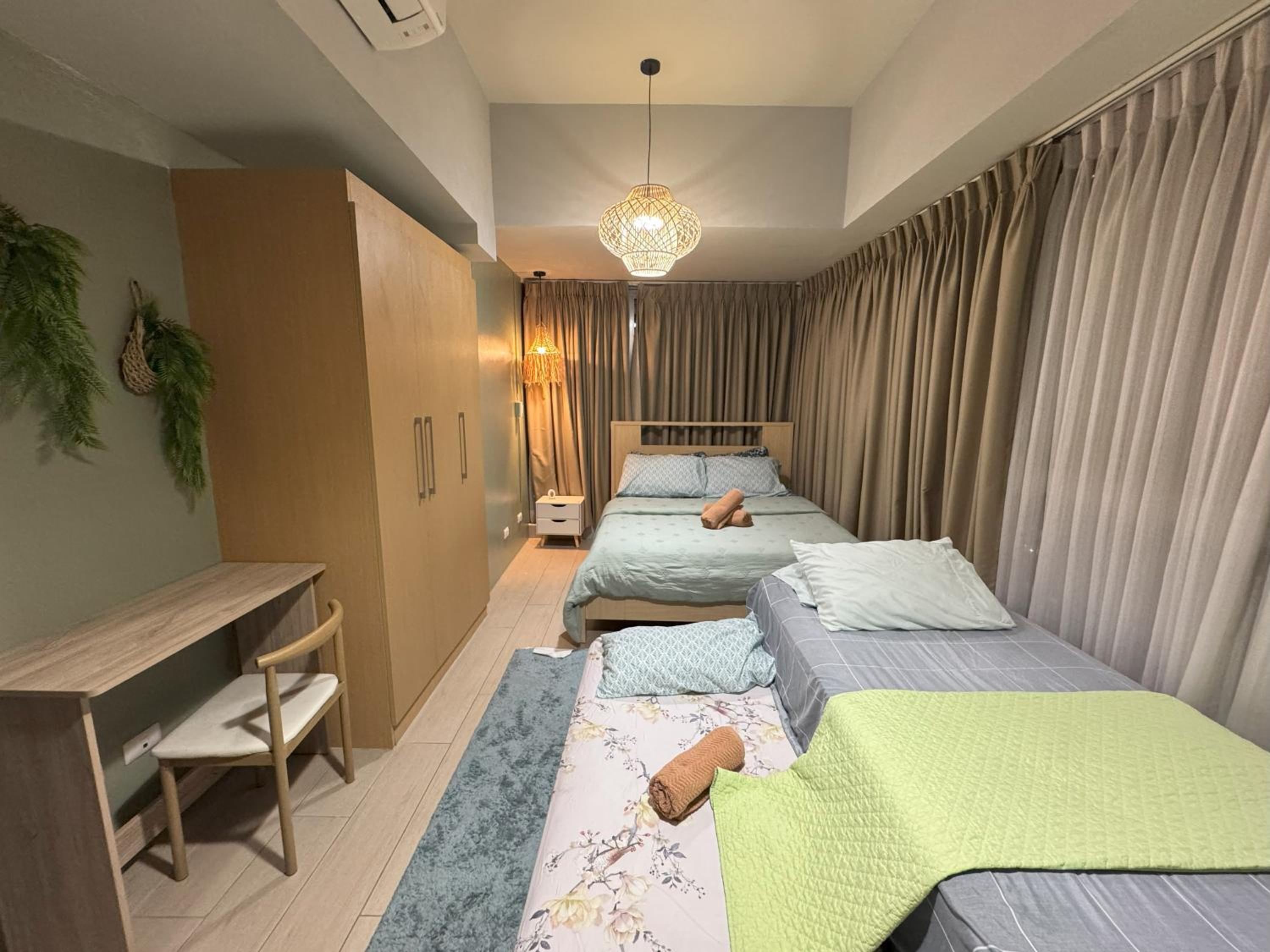 Uptown BGC Cozy 3BR Suite with 200 mbps Wi-Fi view 2