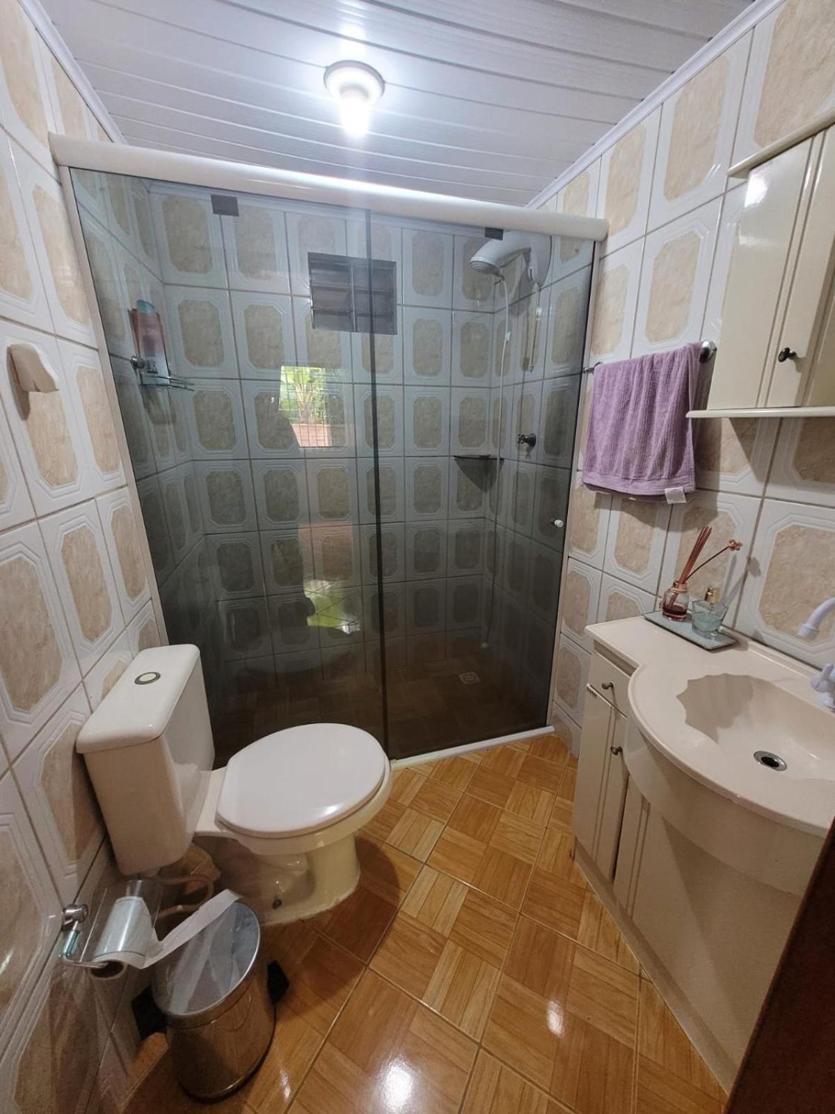 Casa amarela na lagoa de Ibiraquera