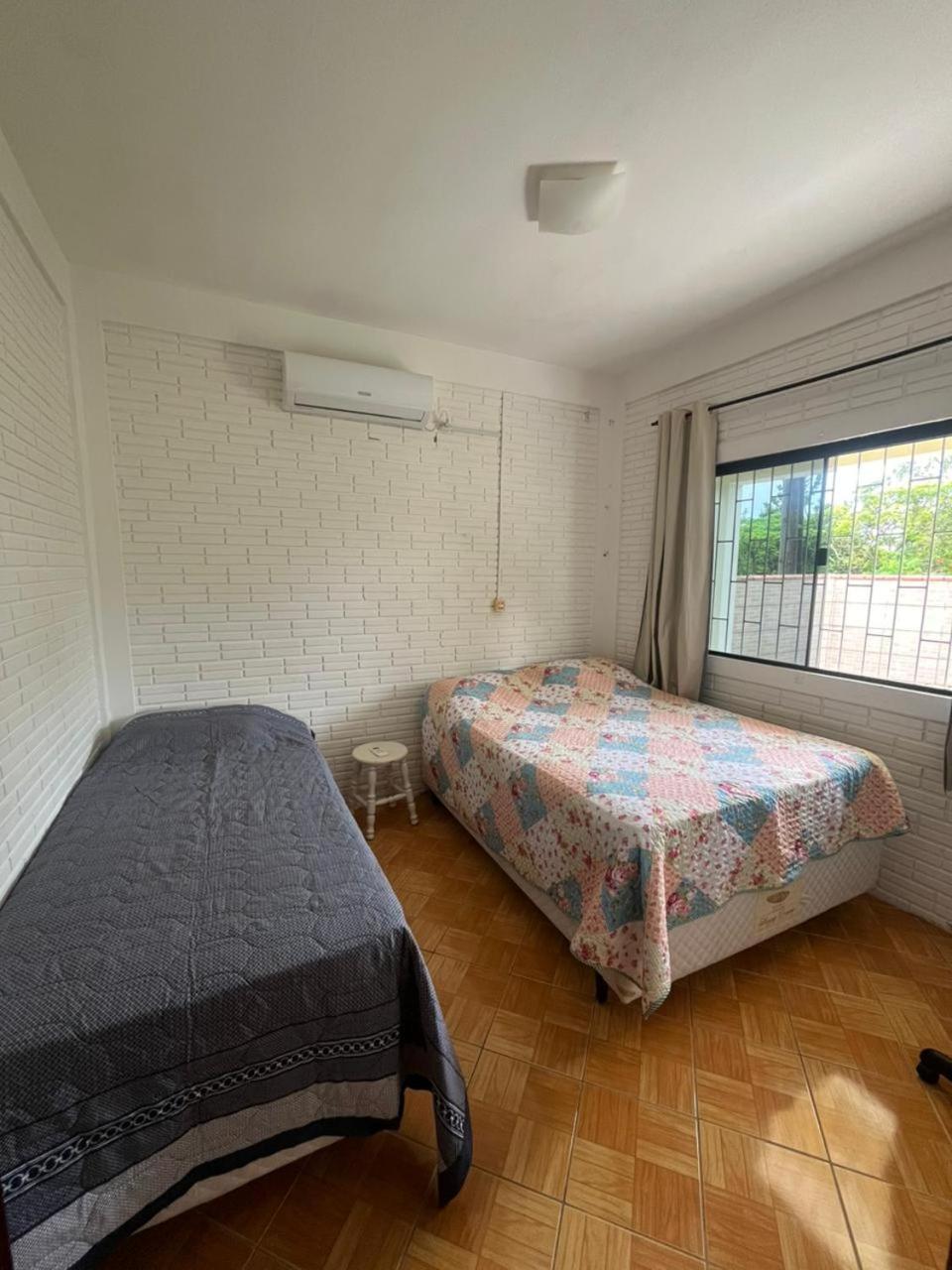 Casa amarela na lagoa de Ibiraquera