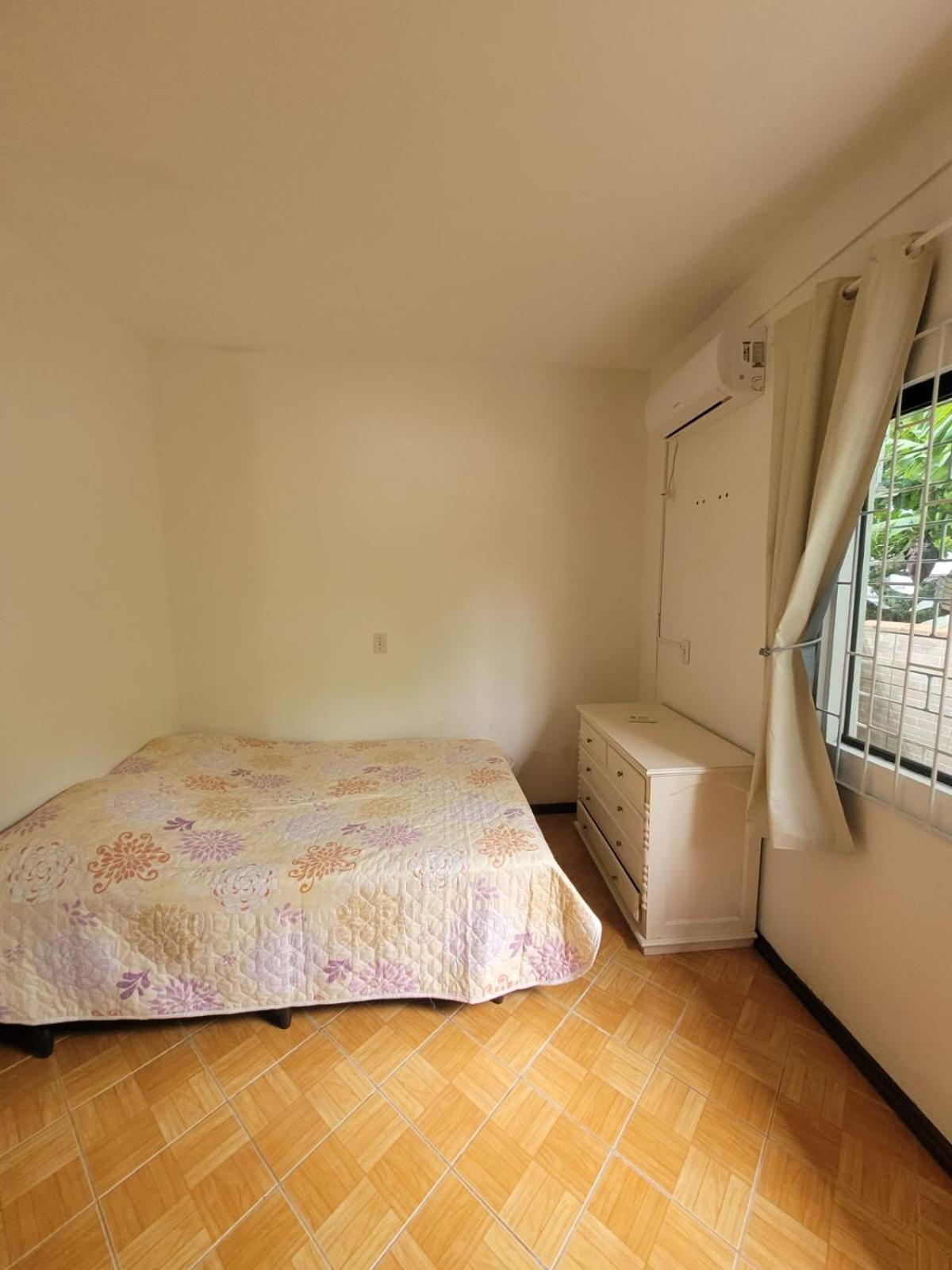 Casa amarela na lagoa de Ibiraquera