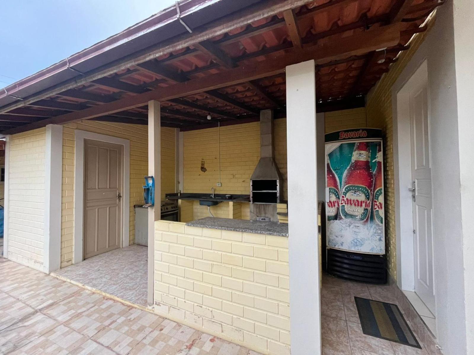 Casa amarela na lagoa de Ibiraquera
