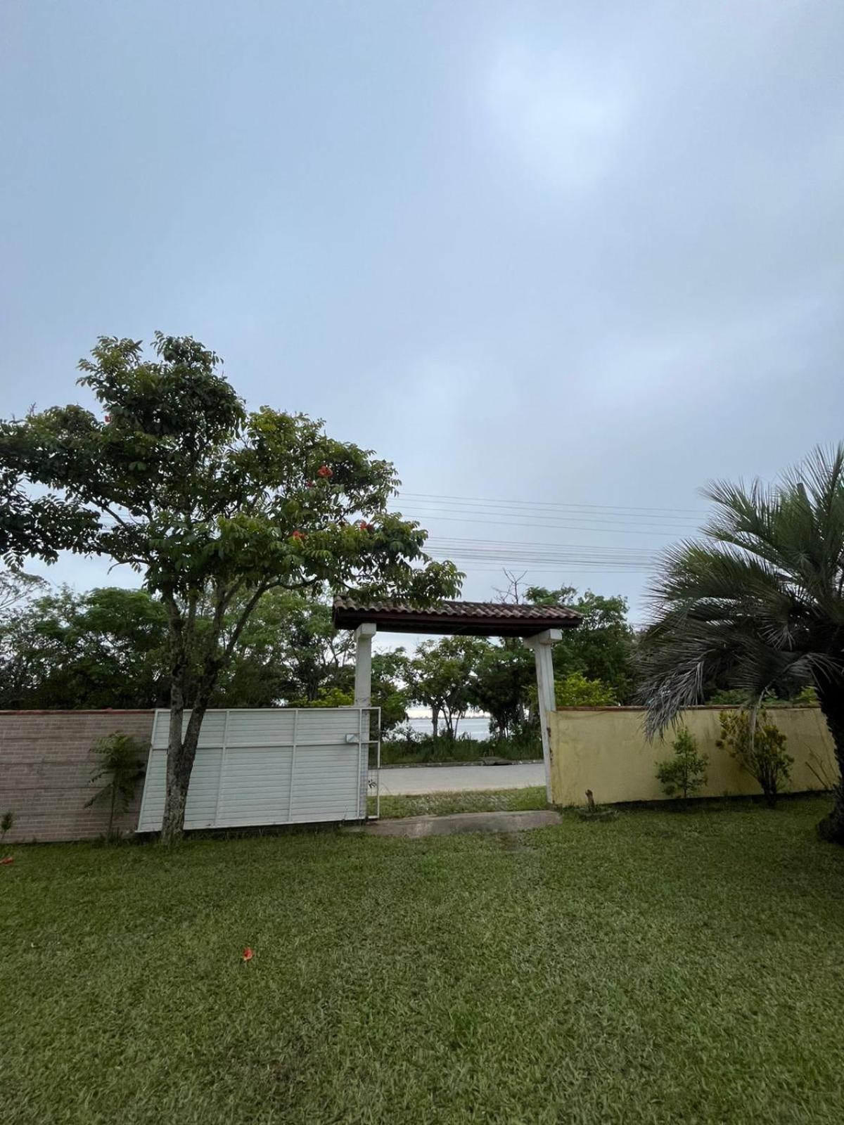 Casa amarela na lagoa de Ibiraquera