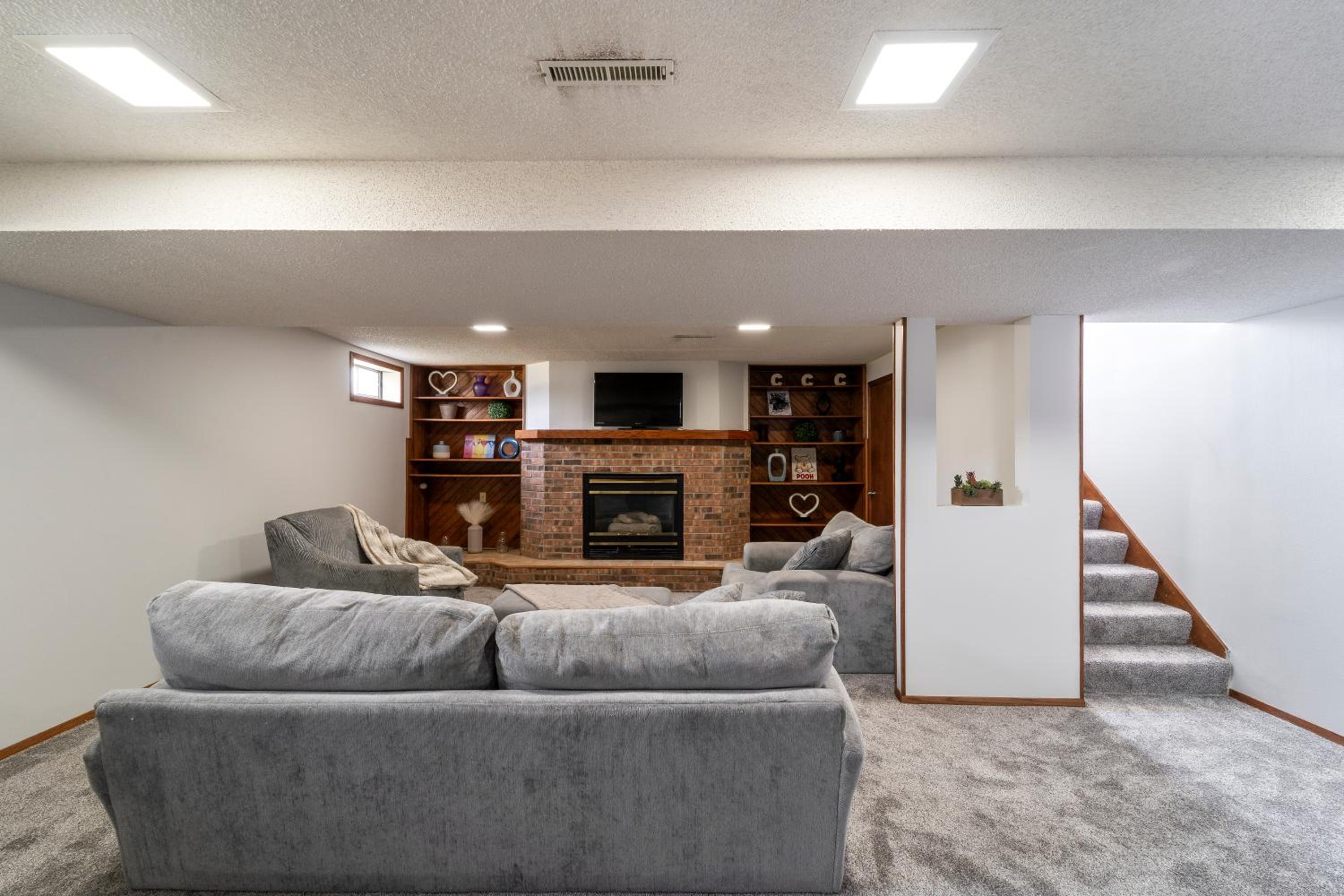 Updated Ranch Near Dwntwn and Easter Lake view 5