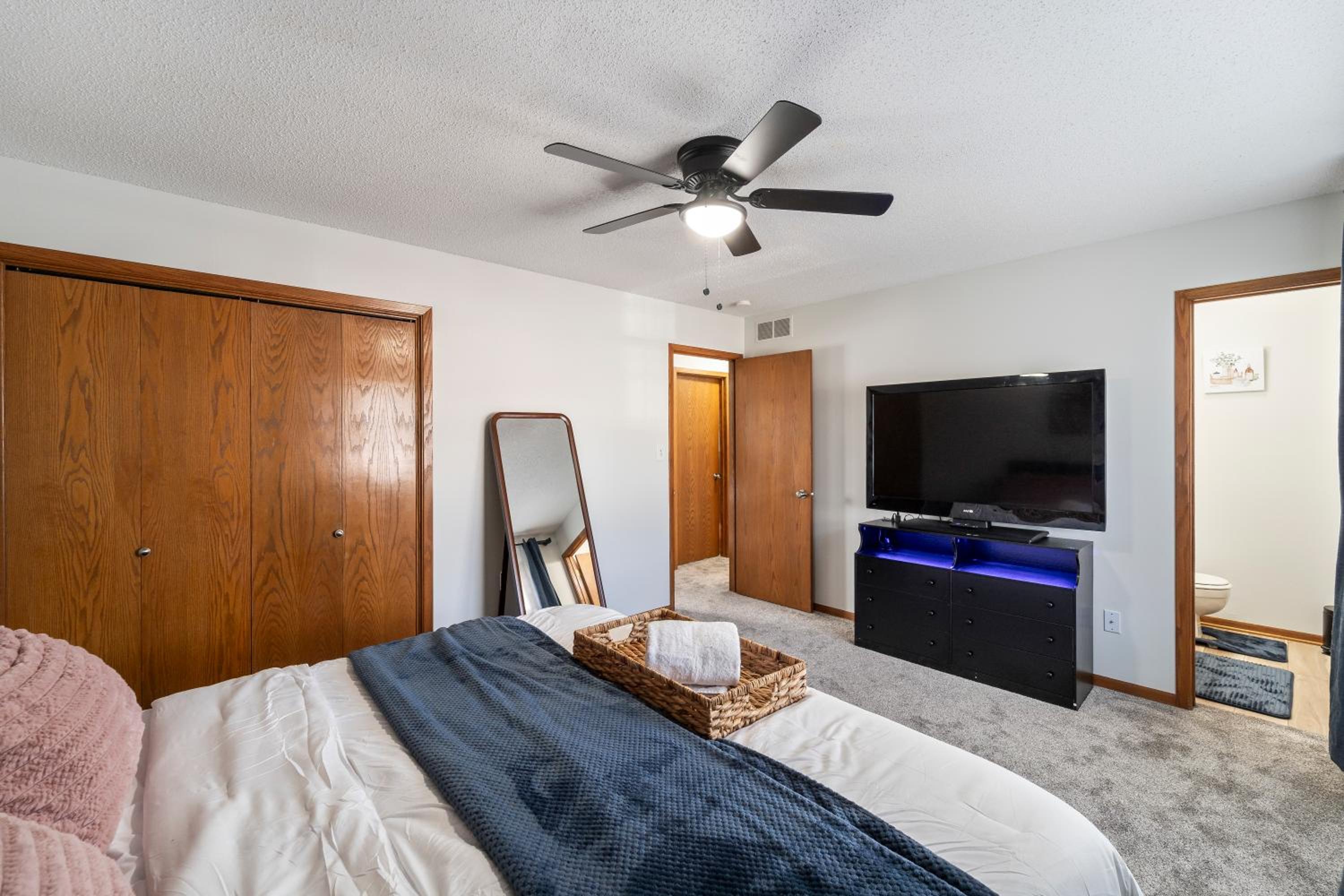 Updated Ranch Near Dwntwn and Easter Lake view 4