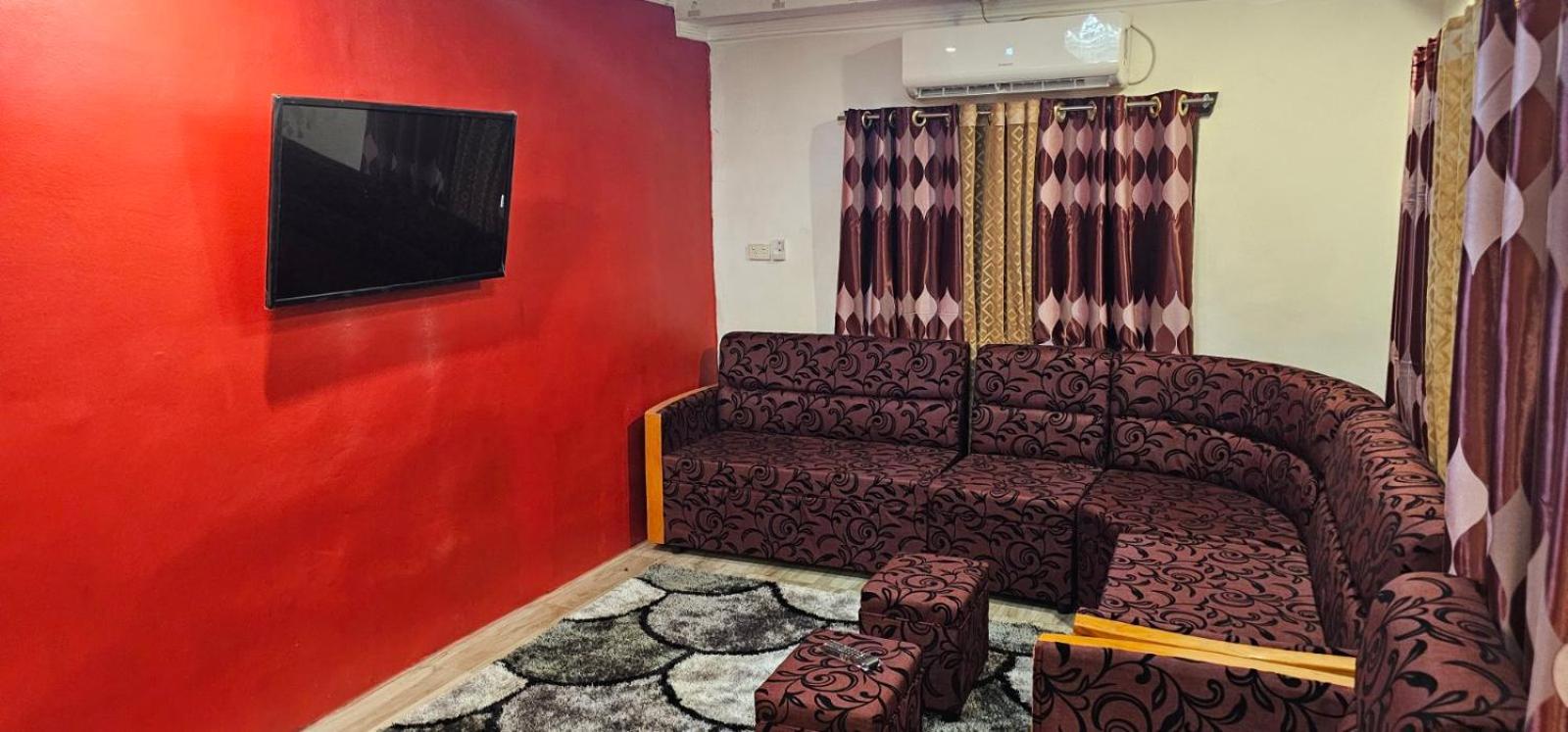 Racecourse Apartment