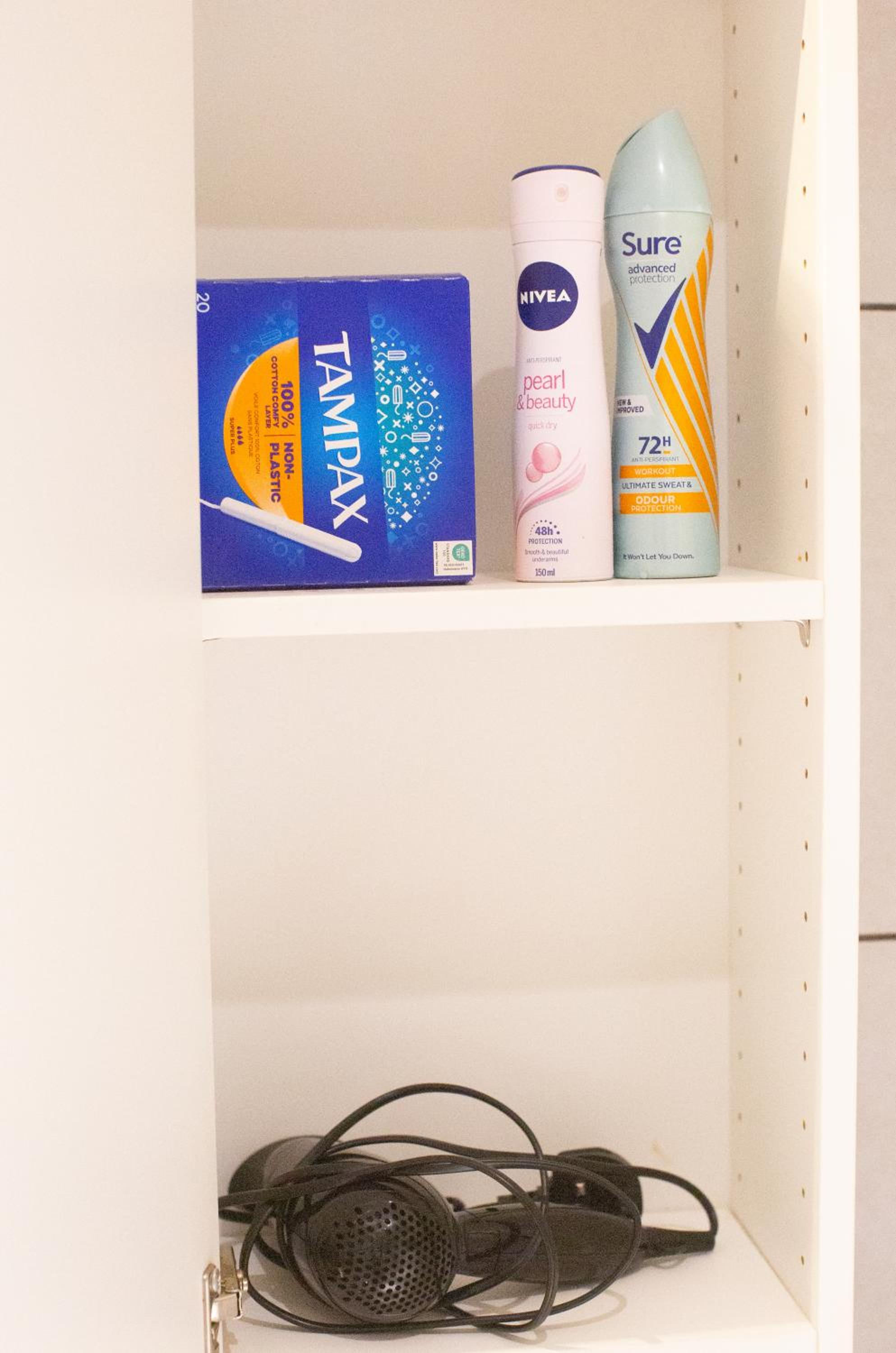 Entire 2 Bedroom house in London - only 7 mins walk to New Barnet Station, which takes you 35 mins to central London and metros