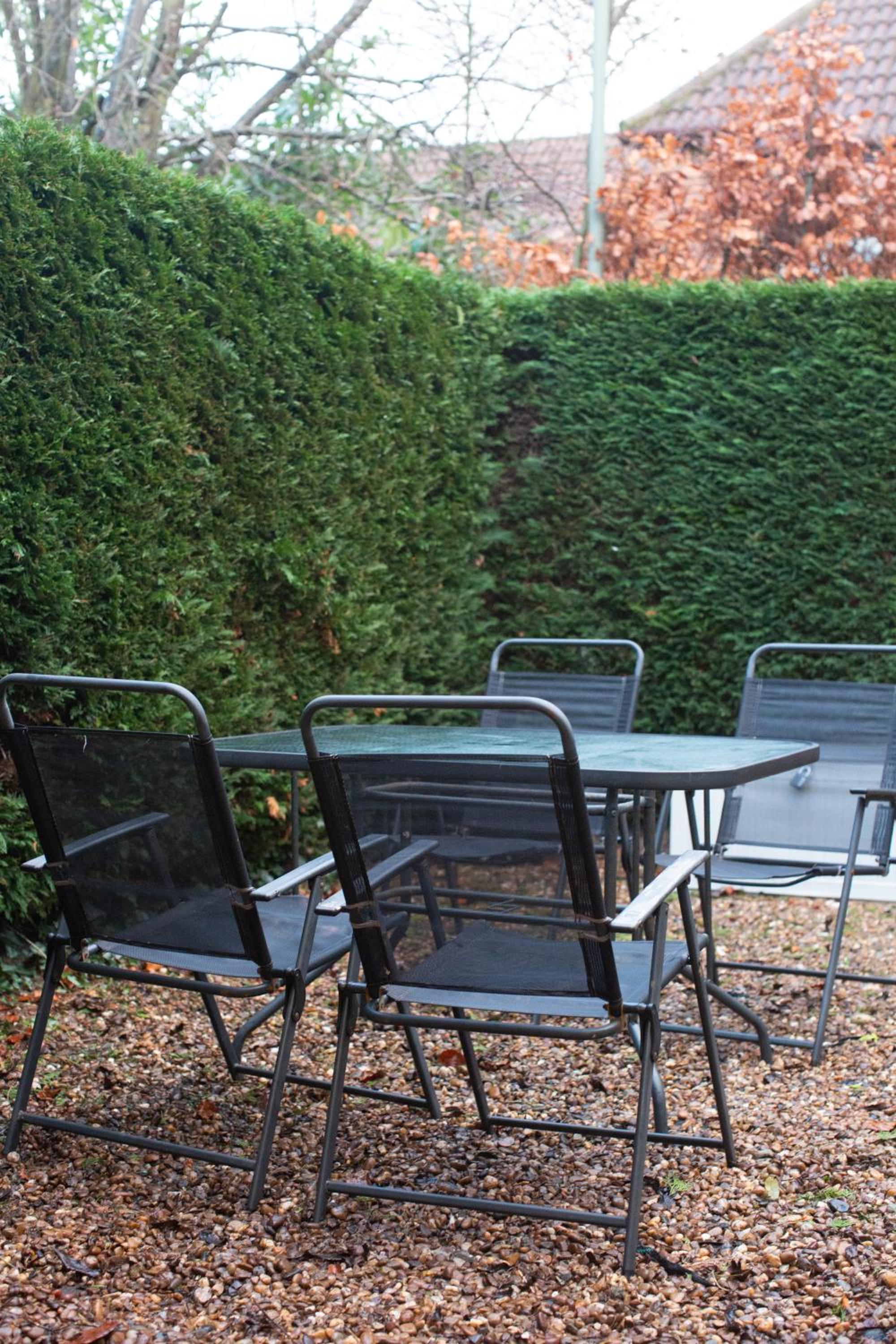 Entire 2 Bedroom house in London - only 7 mins walk to New Barnet Station, which takes you 35 mins to central London and metros
