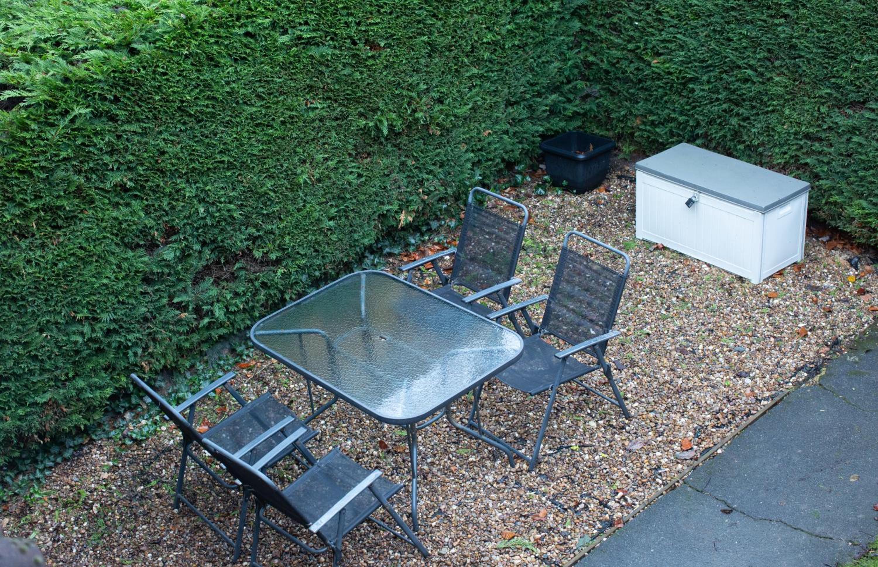 Entire 2 Bedroom house in London - only 7 mins walk to New Barnet Station, which takes you 35 mins to central London and metros