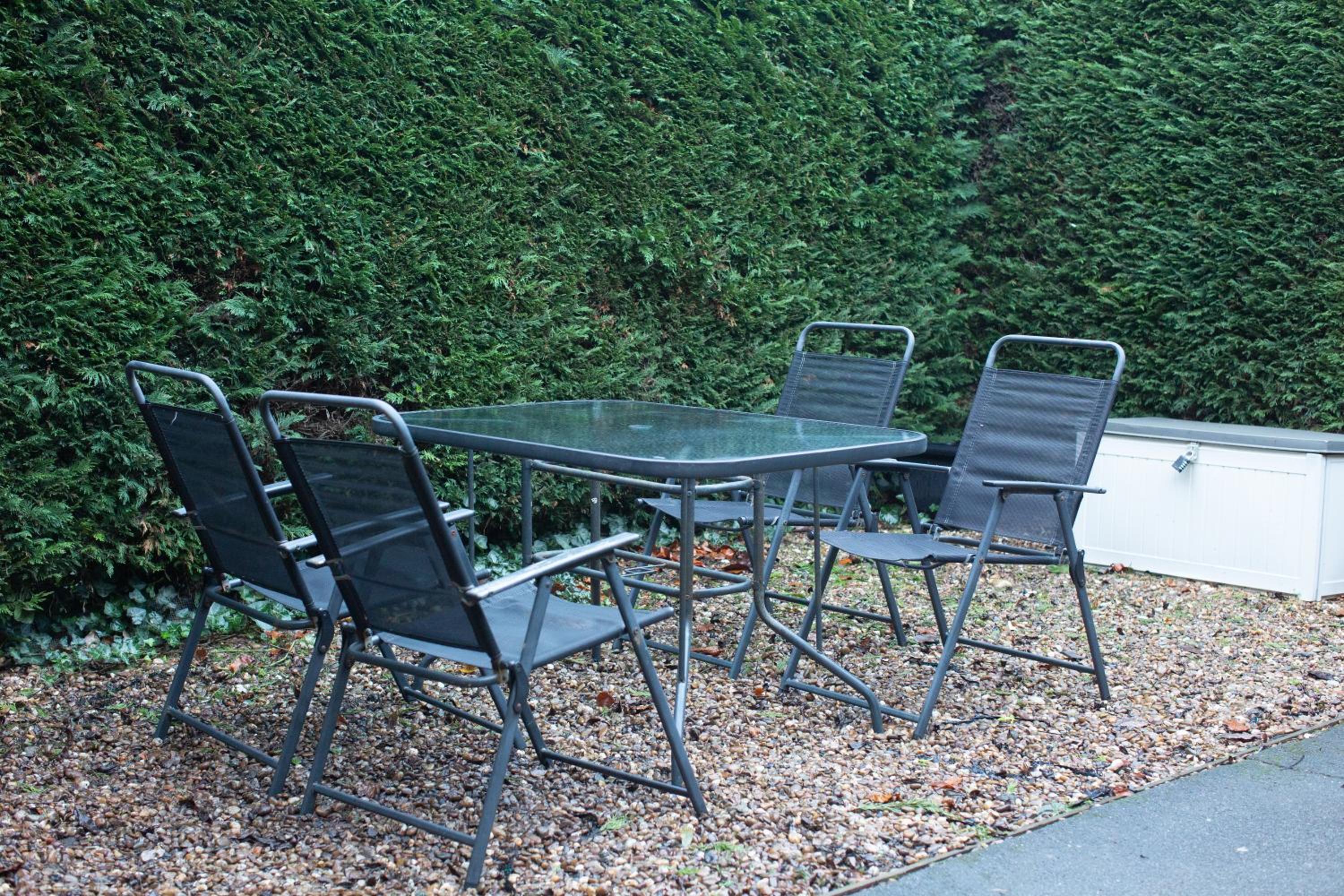Entire 2 Bedroom house in London - only 7 mins walk to New Barnet Station, which takes you 35 mins to central London and metros