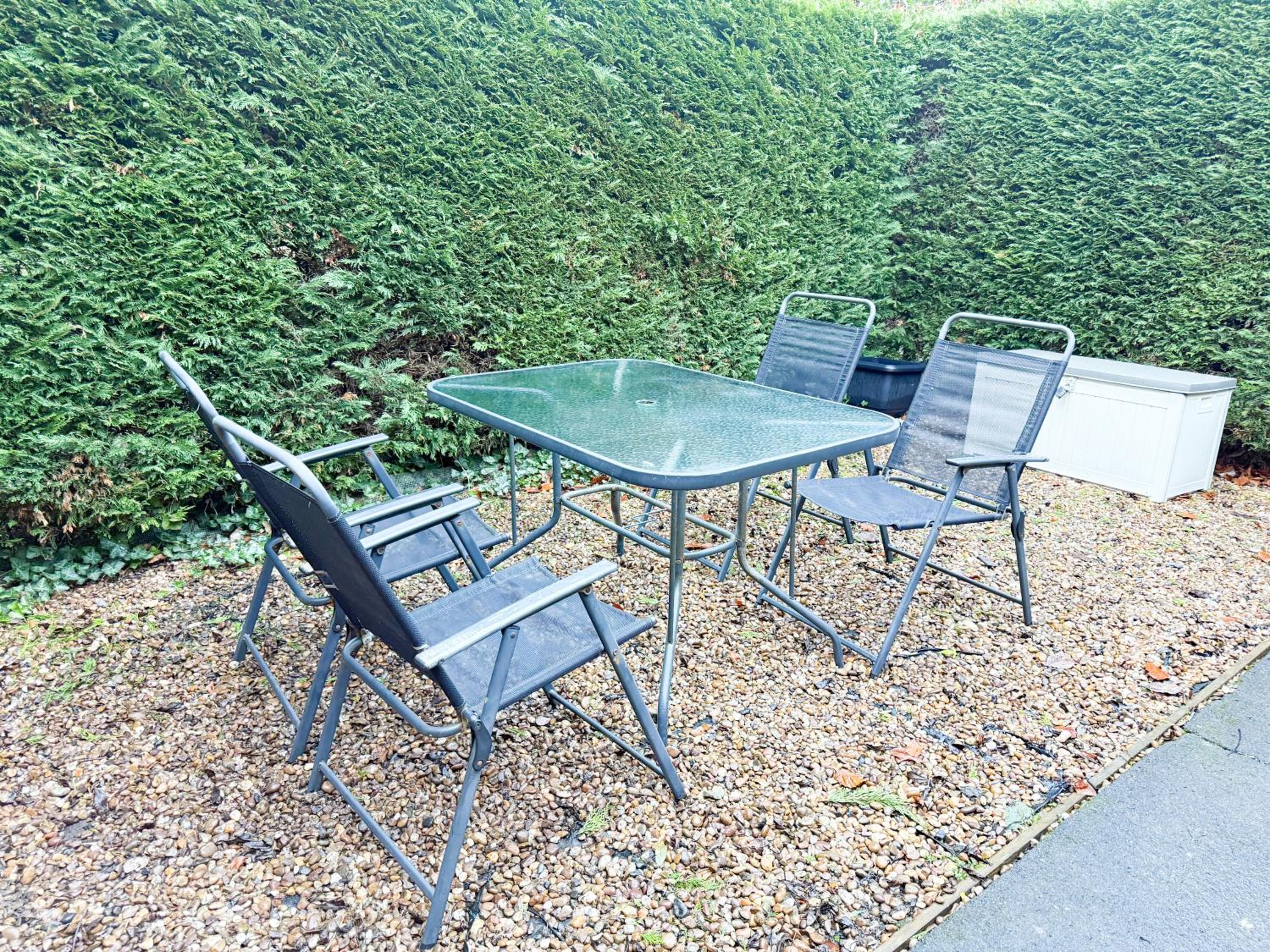 Entire 2 Bedroom house in London - only 7 mins walk to New Barnet Station, which takes you 35 mins to central London and metros