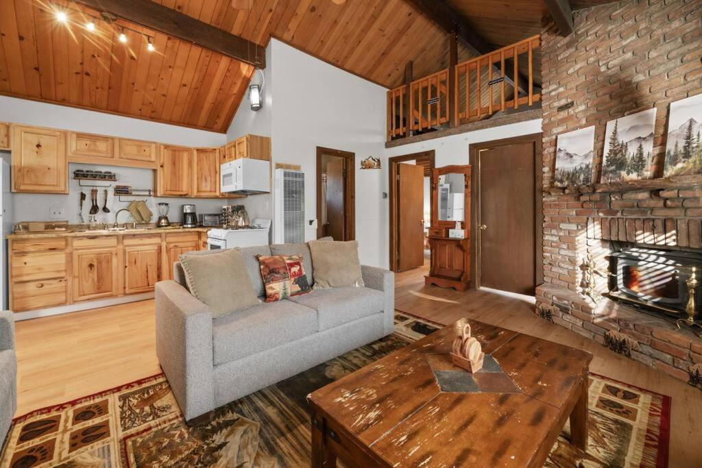 The Beary Cozy Cabin, Huge Snow Play Area! view 5