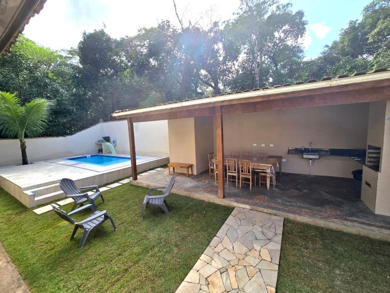 400 m te Separam das Areias da Praia de Boraceia, casa com piscina aquecida para ate 12 pessoas
