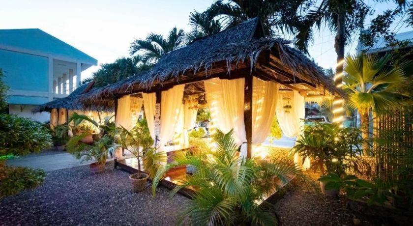 Coucou Bar Hotel and Restaurant