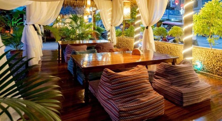 Coucou Bar Hotel and Restaurant