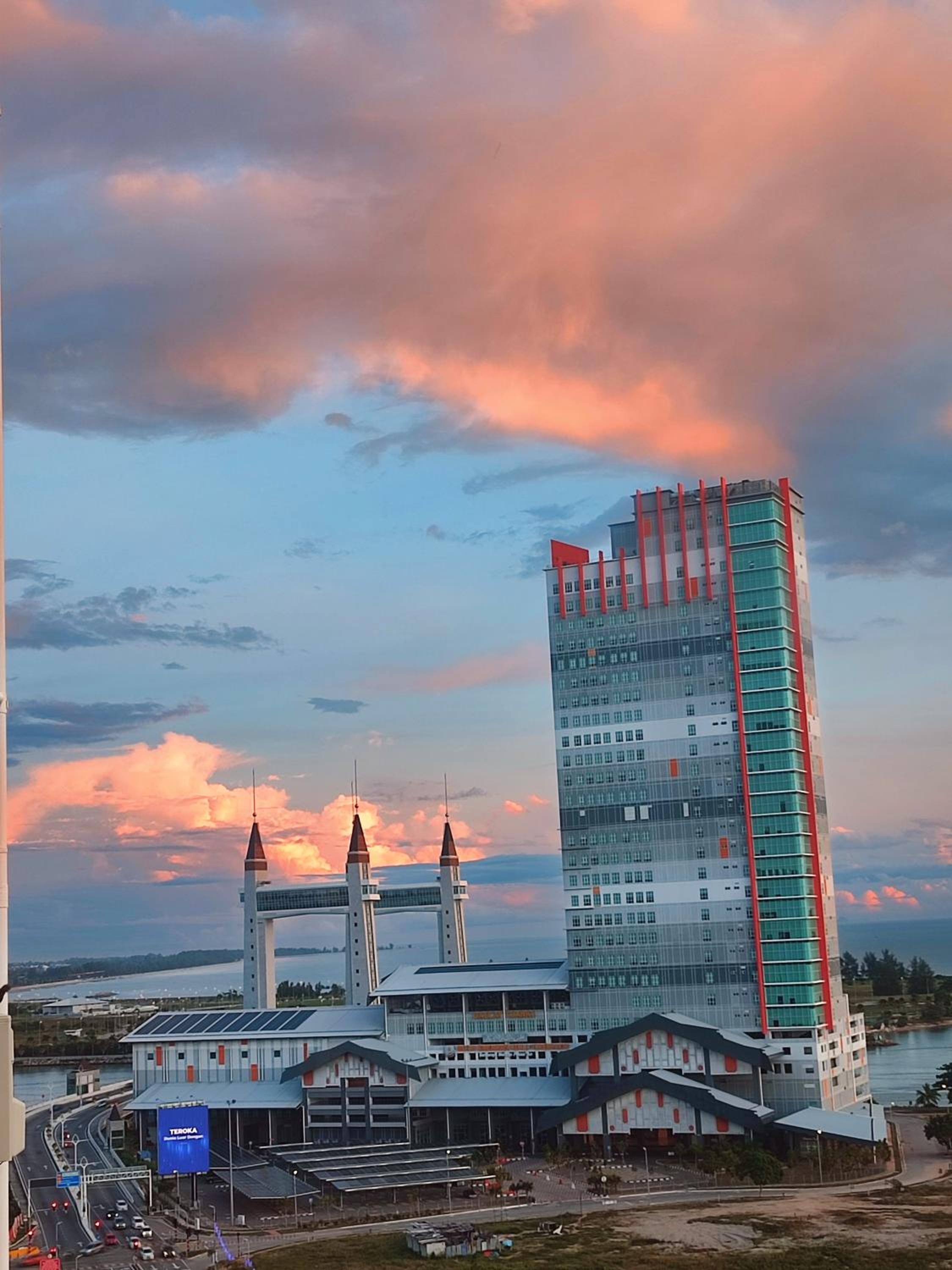 Khan's Seaview Homestay at Pangsapuri Ladang Tanjung - near KTCC & Drawbridge - photo 4