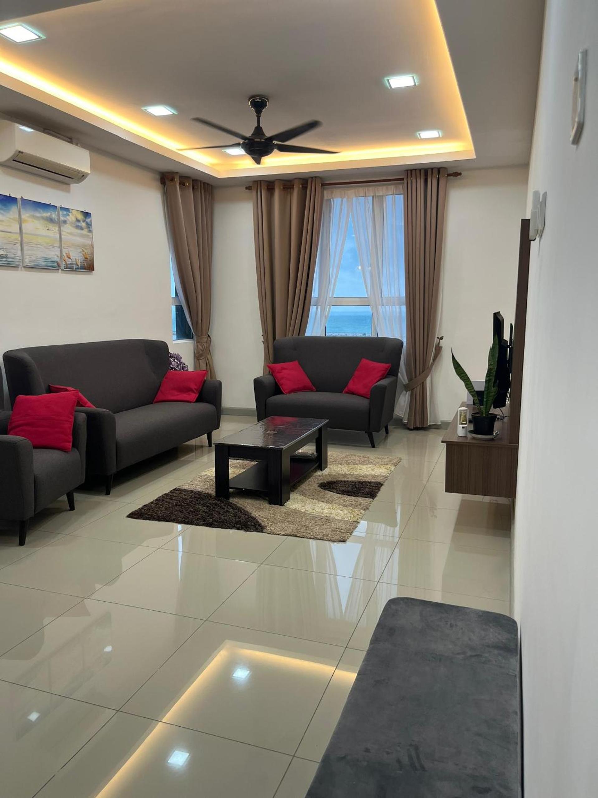 Khan's Seaview Homestay at Pangsapuri Ladang Tanjung - near KTCC & Drawbridge - photo 2
