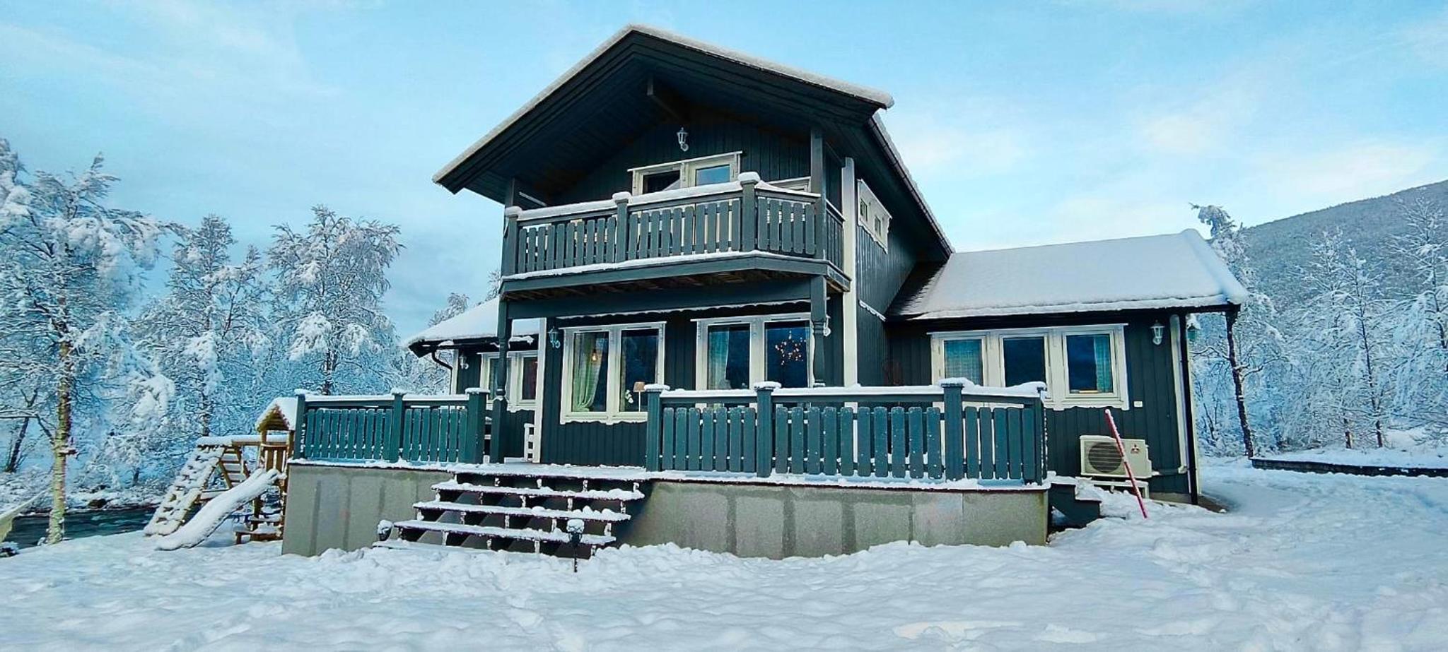 Riverfront house with 98 inch TV, ps5 & activities view 4