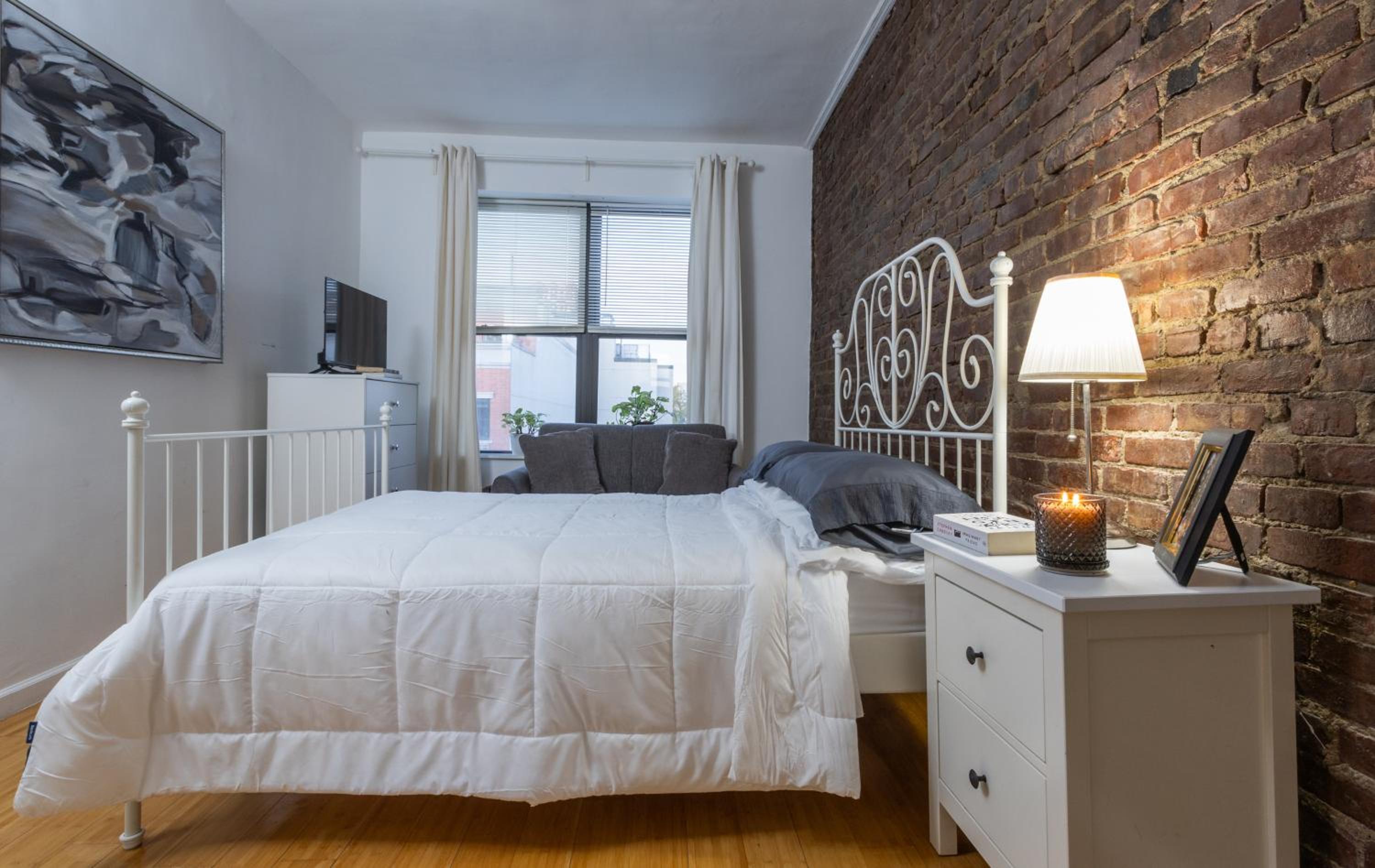 Modern Apartment By Central Park - 3 BR