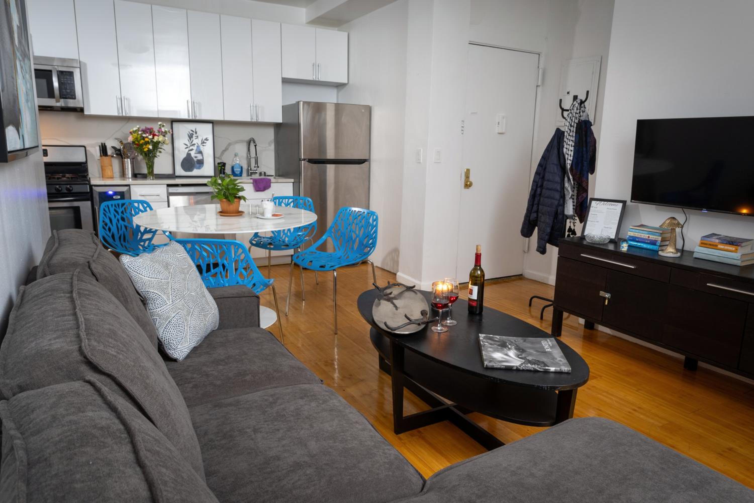 Modern Apartment By Central Park - 3 BR