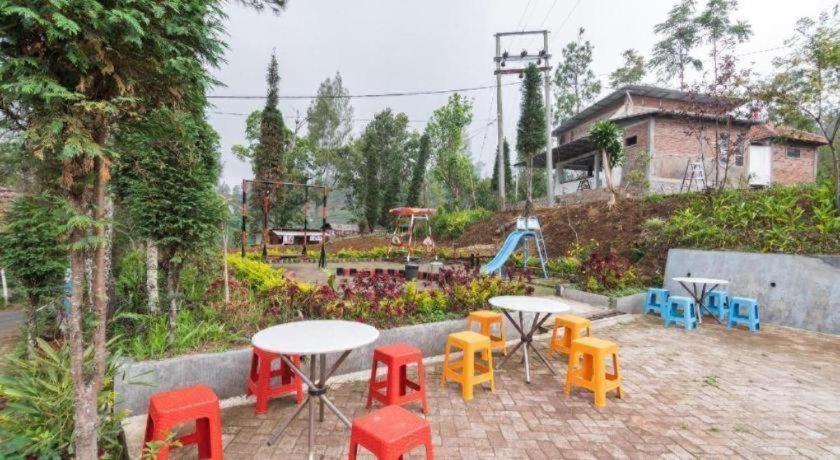 OYO 1852 Intan Bromo Homestay view 5