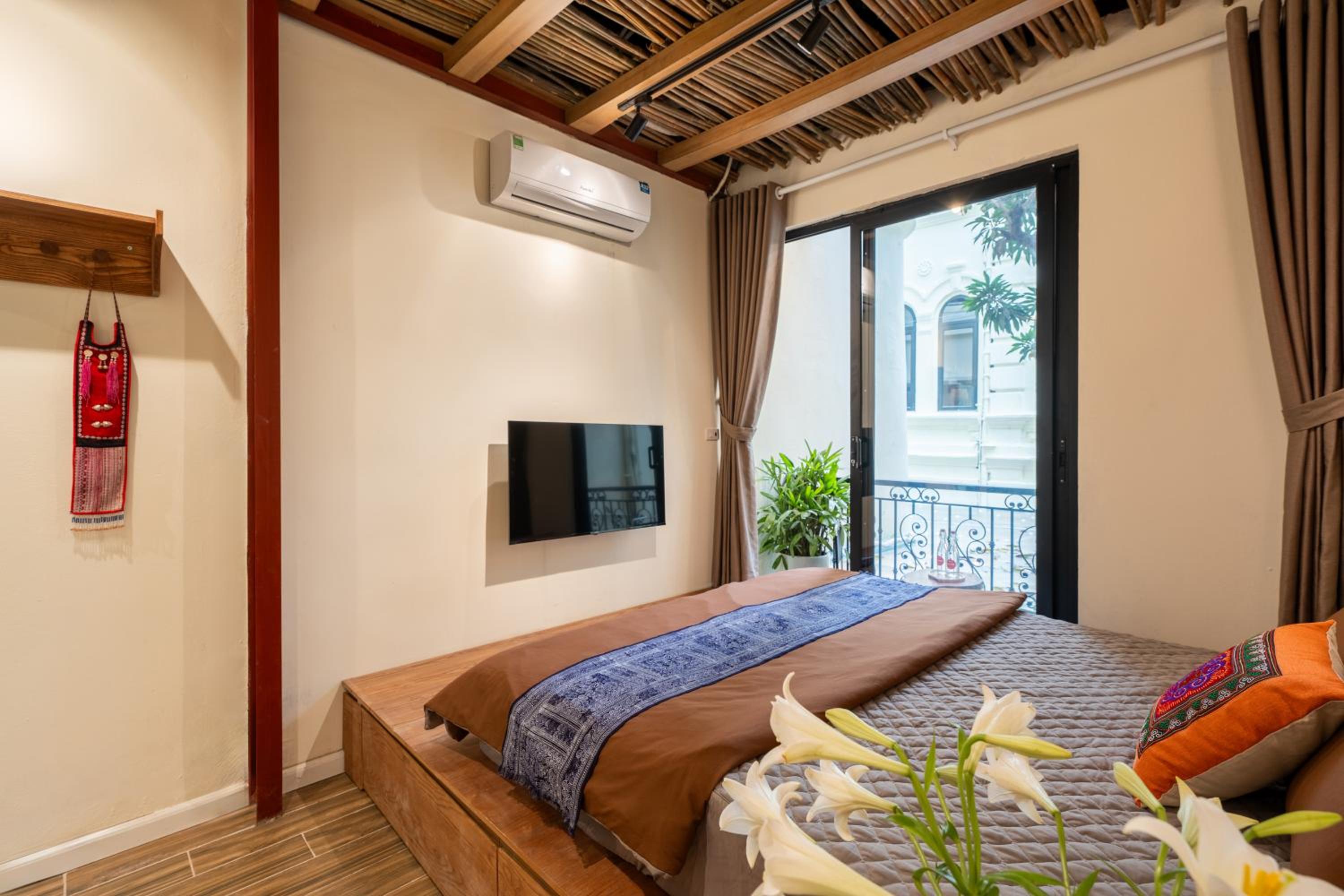 Moonlight House, Hoan Kiem Lake 3-minute walk
