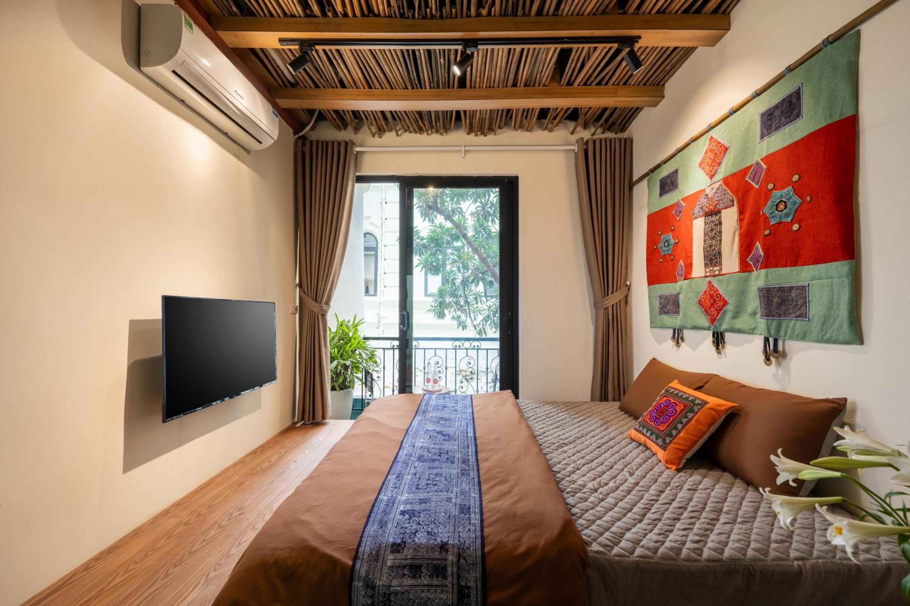 Moonlight House, Hoan Kiem Lake 3-minute walk